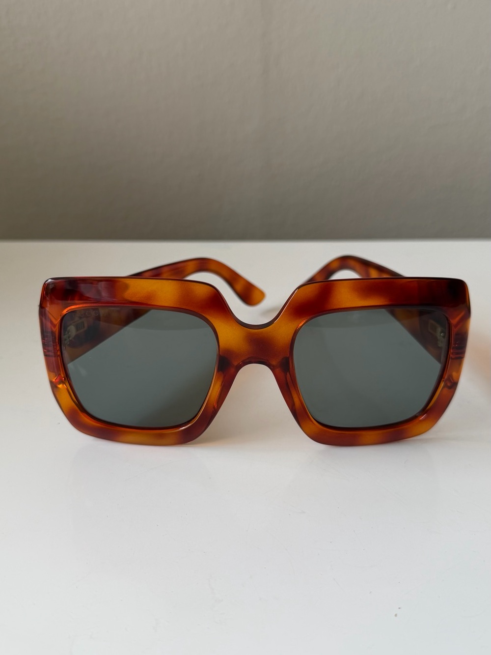 Gucci Tortoiseshell Square Sunglasses with Gold GG Accent - Picture 2 of 12